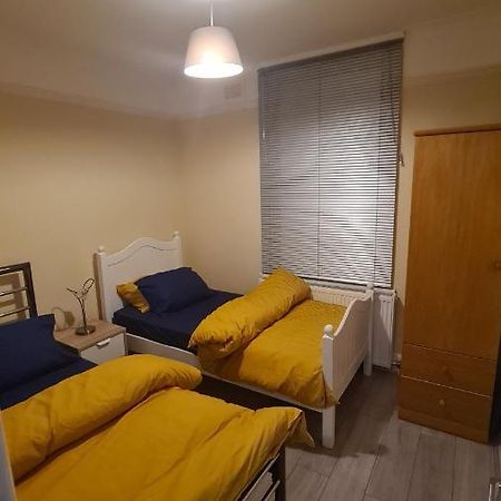 Entire 2 Bedroom Home/Flat In London, Central Line Zewnętrze zdjęcie
