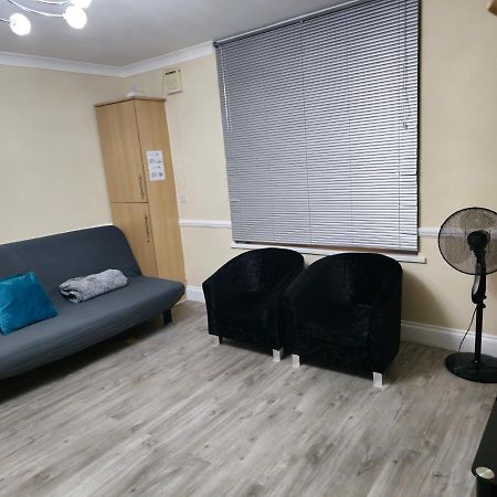 Entire 2 Bedroom Home/Flat In London, Central Line Zewnętrze zdjęcie
