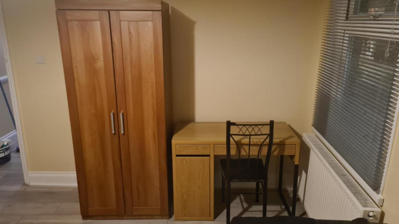 Entire 2 Bedroom Home/Flat In London, Central Line Zewnętrze zdjęcie