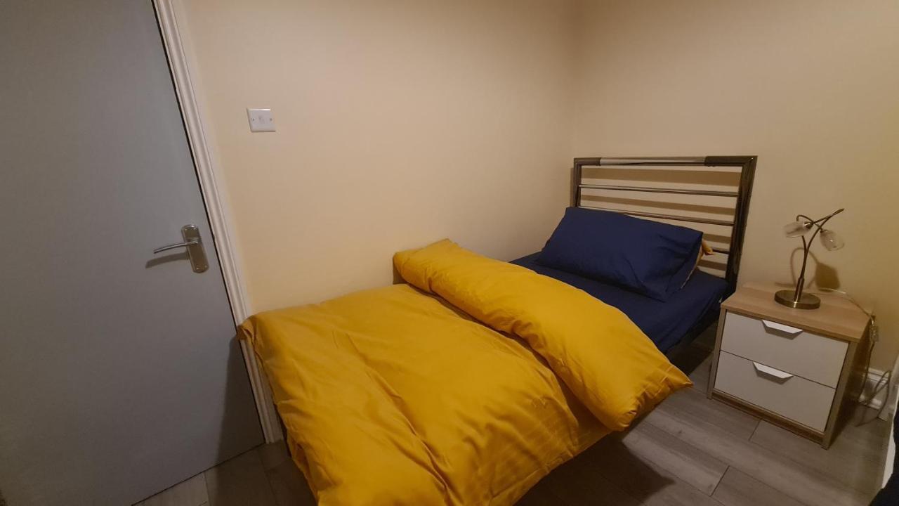 Entire 2 Bedroom Home/Flat In London, Central Line Zewnętrze zdjęcie