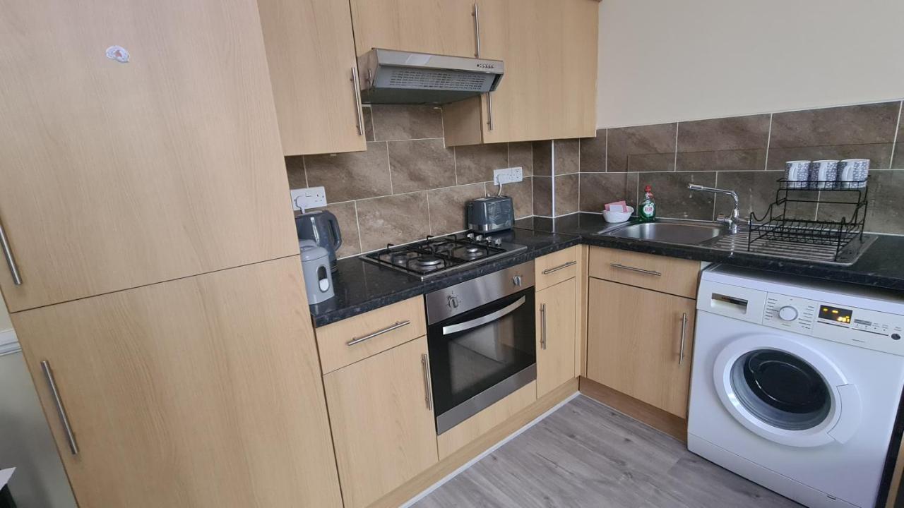 Entire 2 Bedroom Home/Flat In London, Central Line Zewnętrze zdjęcie