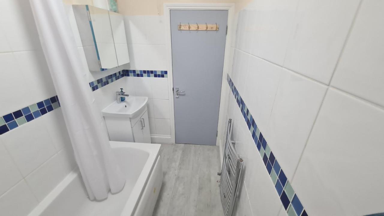 Entire 2 Bedroom Home/Flat In London, Central Line Zewnętrze zdjęcie