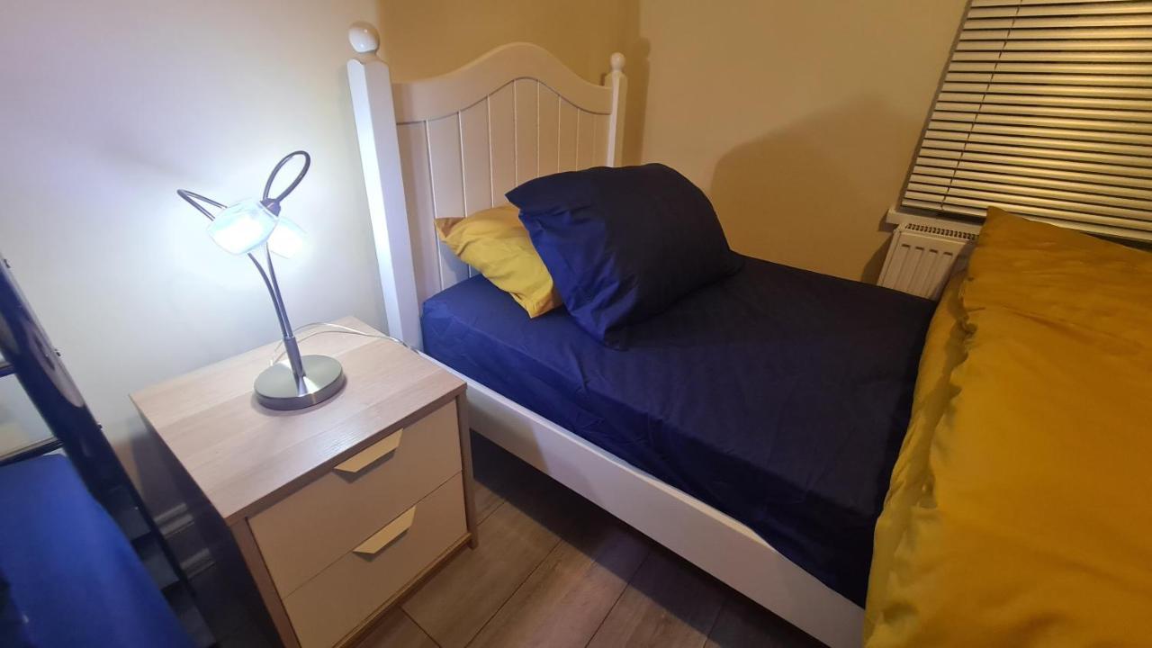Entire 2 Bedroom Home/Flat In London, Central Line Zewnętrze zdjęcie