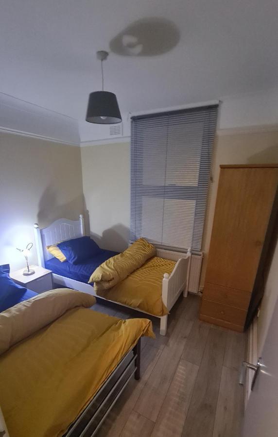 Entire 2 Bedroom Home/Flat In London, Central Line Zewnętrze zdjęcie