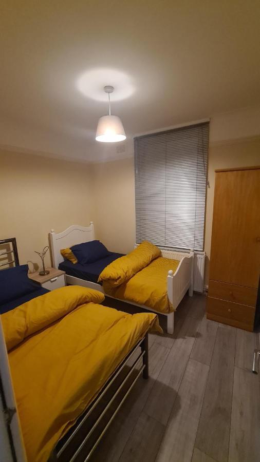 Entire 2 Bedroom Home/Flat In London, Central Line Zewnętrze zdjęcie