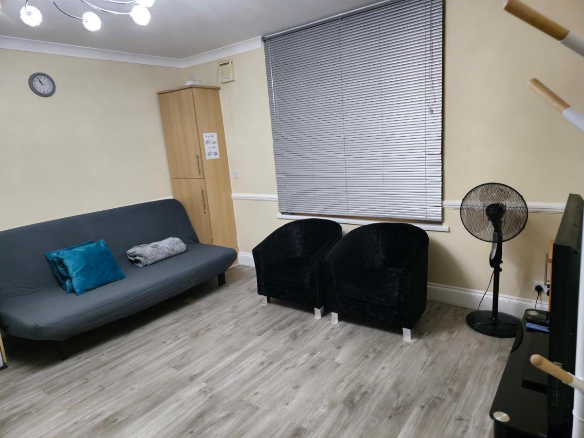Entire 2 Bedroom Home/Flat In London, Central Line Zewnętrze zdjęcie